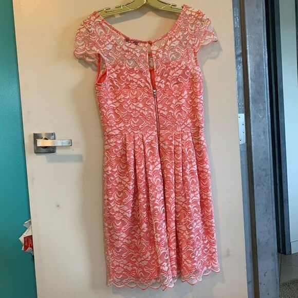 Betsey Johnson dress, sz 8, cream lace over coral lining, short sleeve, EUC - Picture 3 of 16